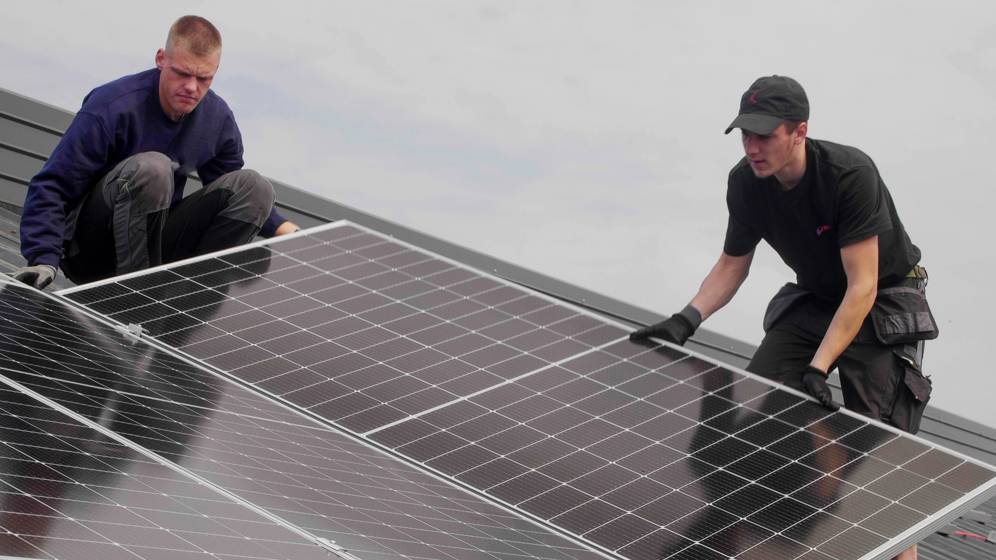 Neem contact met ons op! Zonnepanelen leggen vakkundig door Zonnepanelen BV.